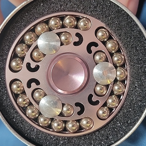 Fidget spinner pink makes noise while spinning - Picture 1 of 4